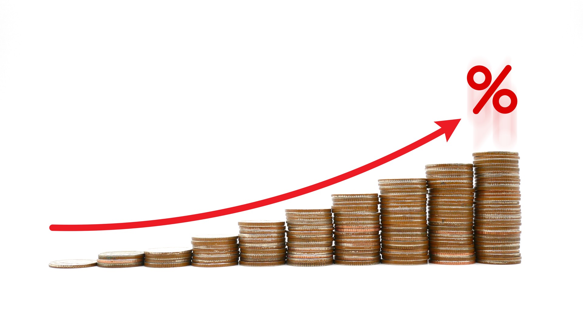 Passo da pilha da moeda acima do gráfico com seta vermelha e ícone dos por cento isolados no fundo branco, gestão de risco negócios financeiros e gestão percentual de investimento aumentar as taxas de juros conceito